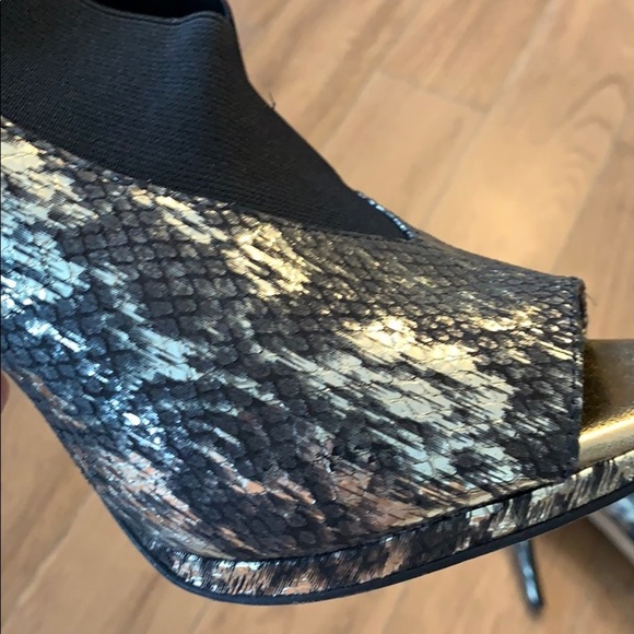 💕HP💕Donald J. Pliner stassi heeled bootie - Picture 15 of 15